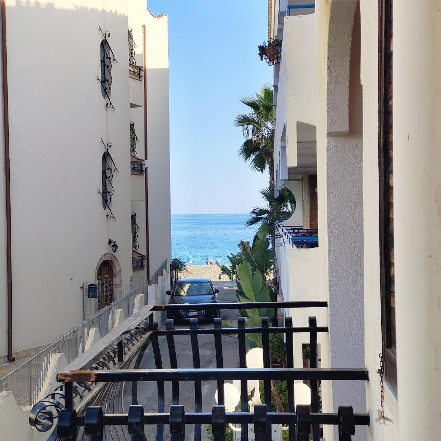 Appartamento I Puritani On The Beach Giardini Naxos Εξωτερικό φωτογραφία